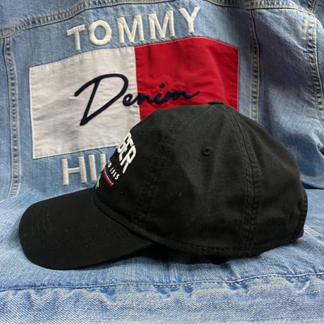 トミーヒルフィガー TommyHilfiger 黒 1985 ストラップバック キャップ 帽子 ローキャップ 刺繍ロゴ フラッグデザイン サイズ調節可