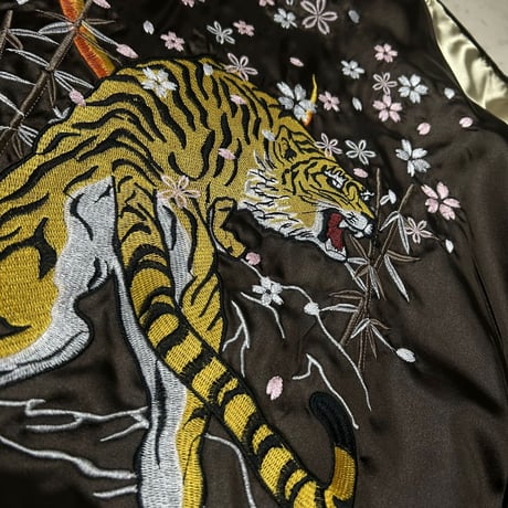 横須賀発祥 スカジャン Yokosuka刺繍入り SUKAJAN 虎 Tiger 桜 サテン地 茶色 (SKJ8)