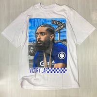 LA発 NIPSEY HUSSLE 二プシーハッスル グラフィック 半袖 Tシャツ Victory Lap (GTS56B)