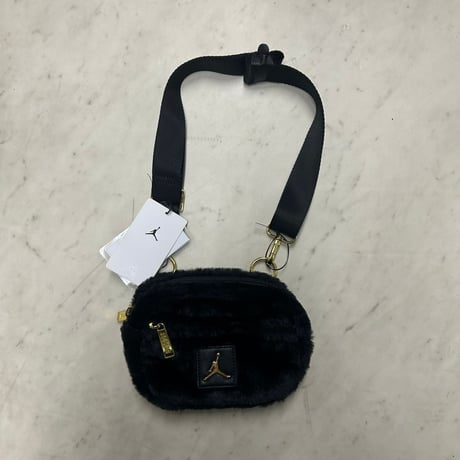 NIKE ナイキ Jordan Faux Fur Camera Bag ジョーダン ファーカメラバッグ 黒 ゴールド (NKBG16)