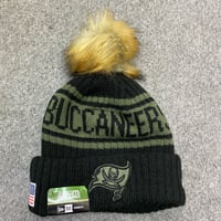 限定Salute to Service ニューエラ NEWERA ポンポン ニット帽 NFL バッカニアーズ  Buccaneers (Beanie132)