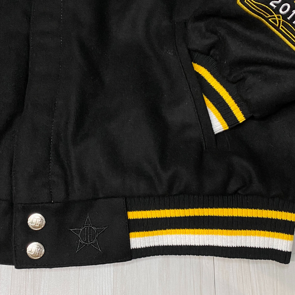 【NHL】JHDesign ブルーインズ リバーシブル スタジャン M相当 黒黄 NHL】JHDesign ブルーインズ リバーシブル スタジャン M相当 黒