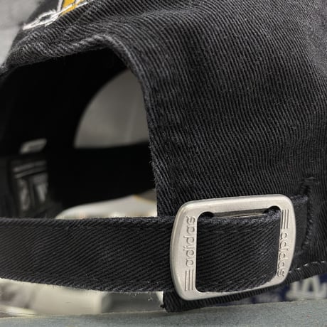 Adidas アディダス NHL ピッツバーグ ペンギンズ 白/黒/黄 ストラップバックキャップ ホッケースティック柄