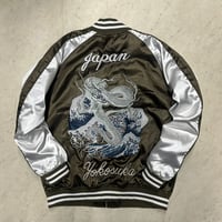 横須賀発祥 スカジャン Yokosuka刺繍入り SUKAJAN 銀龍  SilverDragon 総刺繍 サテン地 カーキ (SKJ105)