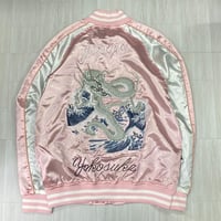 横須賀発祥 スカジャン Yokosuka刺繍入り SUKAJAN 銀龍  SilverDragon 総刺繍 サテン地 ピンク (SKJ37)