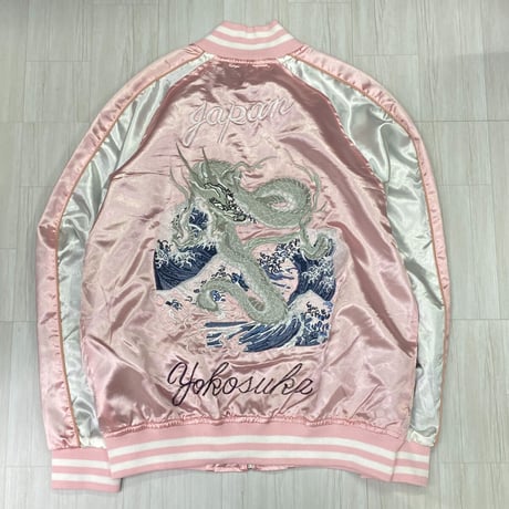 横須賀発祥 スカジャン Yokosuka刺繍入り SUKAJAN 銀龍  SilverDragon 総刺繍 サテン地 ピンク (SKJ37)