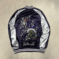 横須賀発祥 スカジャン Yokosuka刺繍入り SUKAJAN 風神雷神 RAIJIN サテン地 紫 (SKJ71)