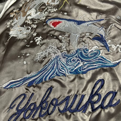 横須賀発祥 スカジャン Yokosuka刺繍入り SUKAJAN 龍鮫 Dragon Shark サテン地 ガンメタ (SKJ15)