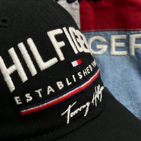 トミーヒルフィガー TommyHilfiger 黒 1985 ストラップバック キャップ 帽子 ローキャップ 刺繍ロゴ フラッグデザイン サイズ調節可