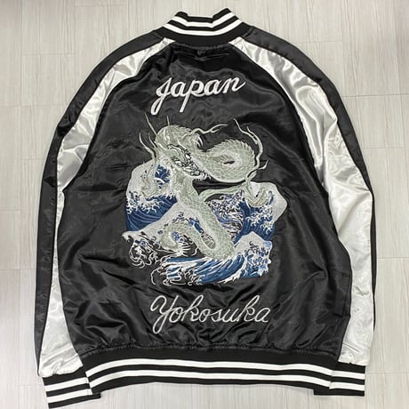 横須賀発祥 スカジャン Yokosuka刺繍入り SUKAJAN 銀龍  SilverDragon 総刺繍 サテン地 黒 (SKJ36)