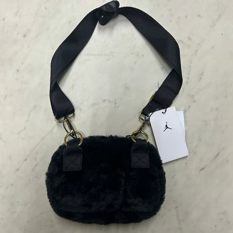 NIKE ナイキ Jordan Faux Fur Camera Bag ジョーダン ファーカメラバッグ 黒 ゴールド (NKBG16)