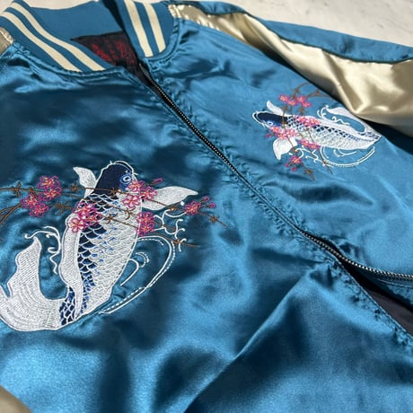 横須賀発祥 スカジャン Yokosuka刺繍入り SUKAJAN 鯉 Carp 総刺繍 サテン地 L.Blue 水色 (SKJ26)