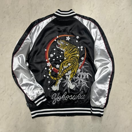 横須賀発祥 スカジャン Yokosuka刺繍入り SUKAJAN 虎 TIGER サテン地 パイピング袖 黒 (SKJ11)