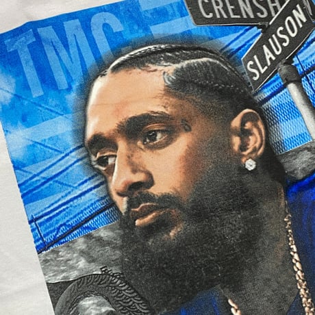 LA発 NIPSEY HUSSLE 二プシーハッスル グラフィック 半袖 Tシャツ Victory Lap (GTS56B)