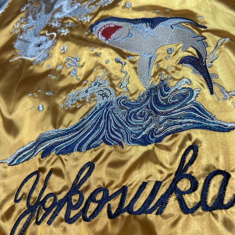 横須賀発祥 スカジャン Yokosuka刺繍入り SUKAJAN 龍鮫 Dragon Shark サテン地 ゴールド (SKJ16)