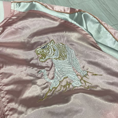 横須賀発祥 スカジャン Yokosuka刺繍入り SUKAJAN 龍虎 Tiger Dragon 総刺繍 サテン地 ピンク (SKJ49)