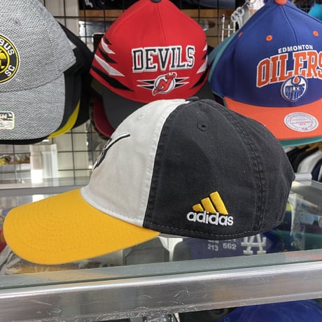Adidas アディダス NHL ピッツバーグ ペンギンズ 白/黒/黄 ストラップバックキャップ ホッケースティック柄