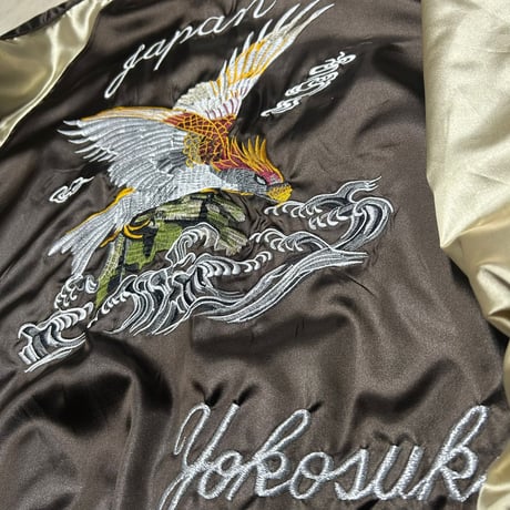 横須賀発祥 スカジャン Yokosuka刺繍入り SUKAJAN 鷹 Eagle 内ポケットあり サテン地 茶 (SKJ57)