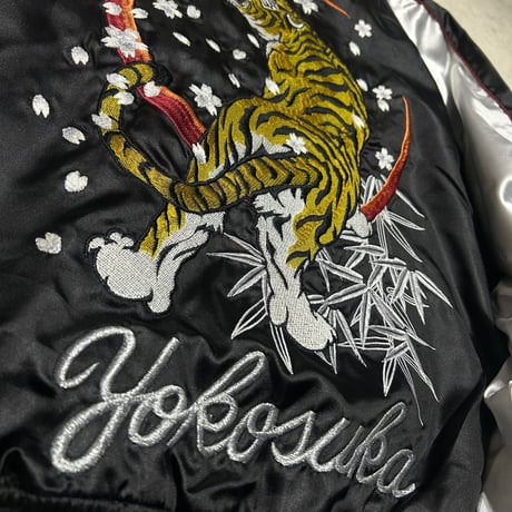 横須賀発祥 スカジャン Yokosuka刺繍入り SUKAJAN 虎 TIGER サテン地 パイピング袖 黒 (SKJ11)