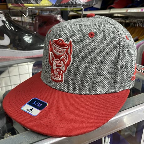 Adidas アディダス Collegiate ノースカロライナ州立大学 NC State Wolfpack ウルフパック 赤/グレー キャップ
