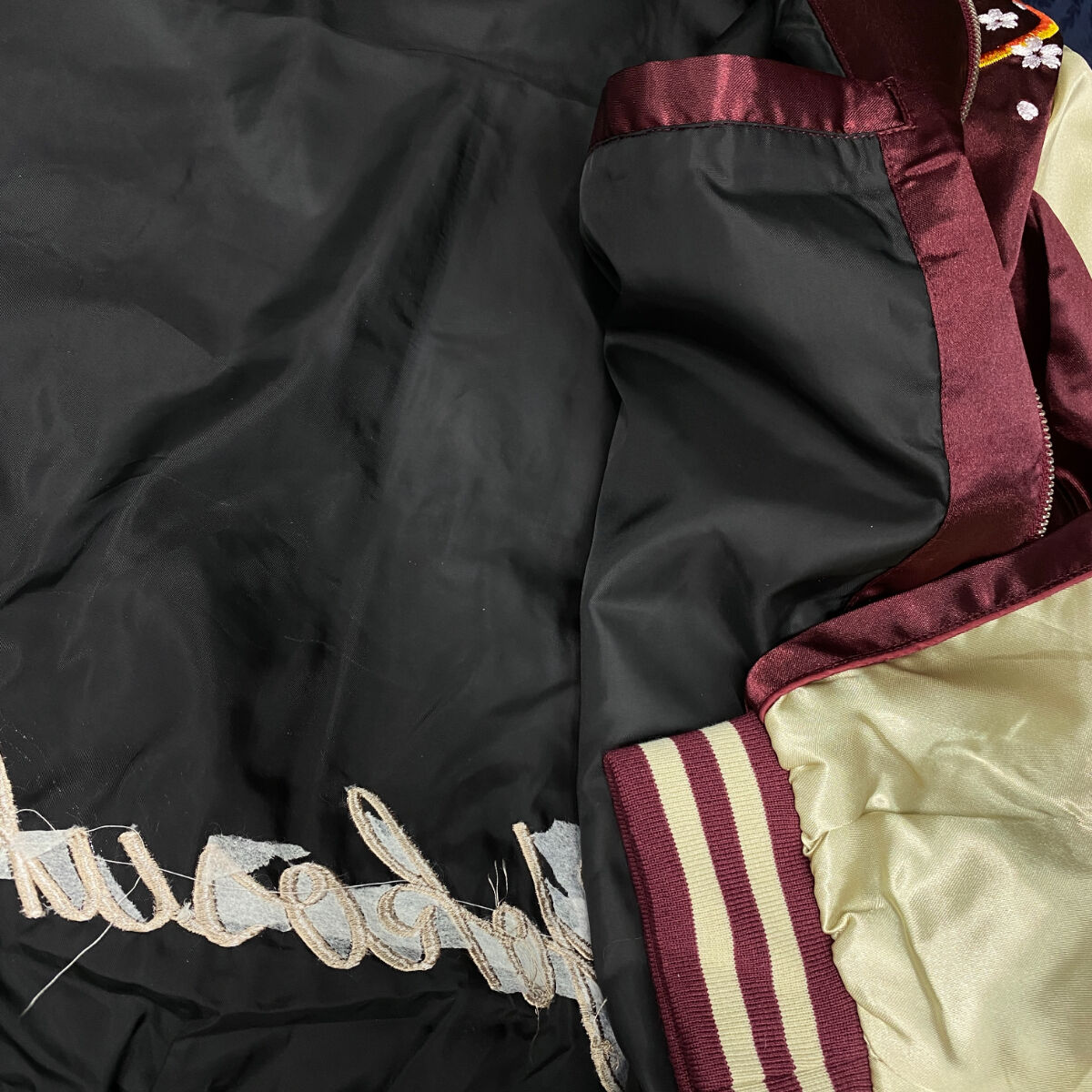 希少✨スカジャン　見返り虎　YOKOSUKA 刺繍 ブルー×ホワイト　裏地赤 横須賀発祥 スカジャン Yokosuka刺繍入り SUKAJAN 龍虎 Tiger