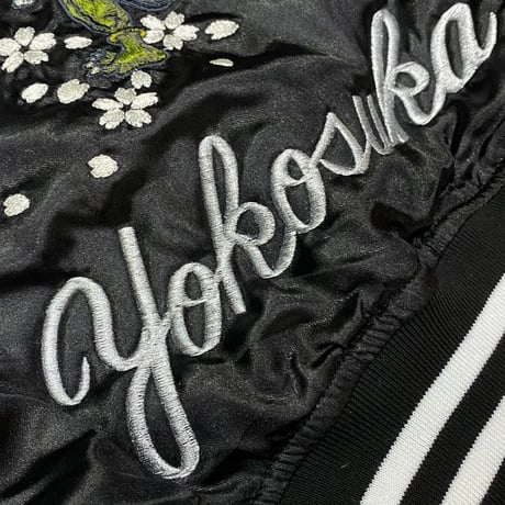 中綿入り Yokosuka刺繍入り スカジャン PUFF SUKAJAN 風神雷神 RAIJIN 桜 総刺繍 黒 (SKJ101)