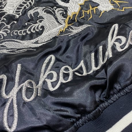 横須賀発祥 スカジャン Yokosuka刺繍入り SUKAJAN 龍虎 Tiger Dragon 総刺繍 サテン地 濃紺 (SKJ48)