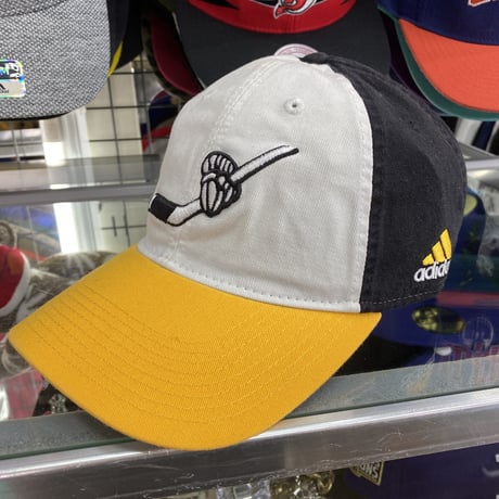 Adidas アディダス NHL ピッツバーグ ペンギンズ 白/黒/黄 ストラップバックキャップ ホッケースティック柄