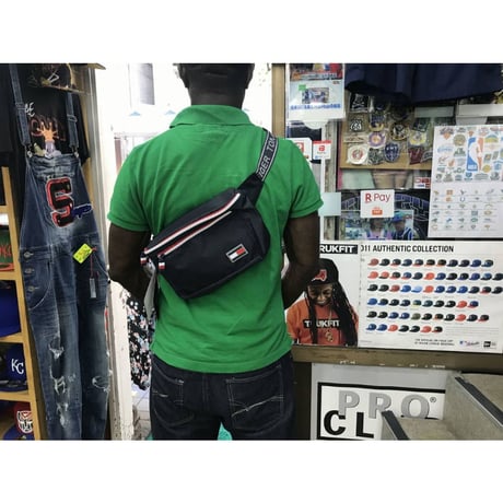 TOMMY HILFIGER クロスボディ 斜め掛け ボディバッグ ウェストバッグ 黒 citytrek