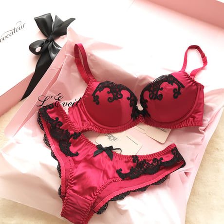 ◆再入荷◆ Agent Provocateur Molly エージェントプロヴォケイター 【シルク パデッドブラ＋ブラジリアンショーツのセット】