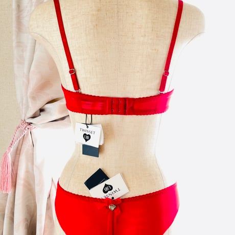 TWINSET ツインセット 【ストラップレス ノンパデッド ノンワイヤー バンドゥブラ＋ブラジリアンショーツのセット】※ベージュ・レッド・ブラックの３色からお選びいただけます
