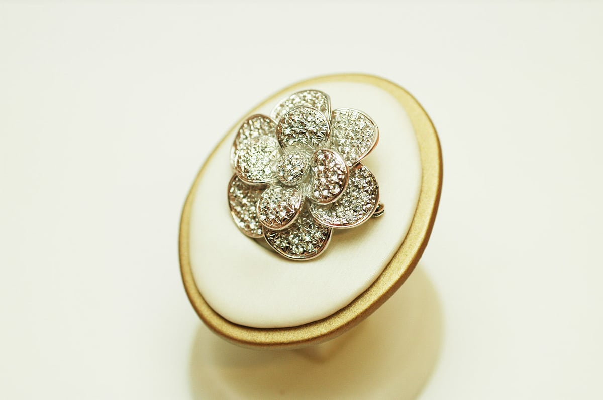 スワロフスキーストーンカメリアブローチ Camellia Brooch