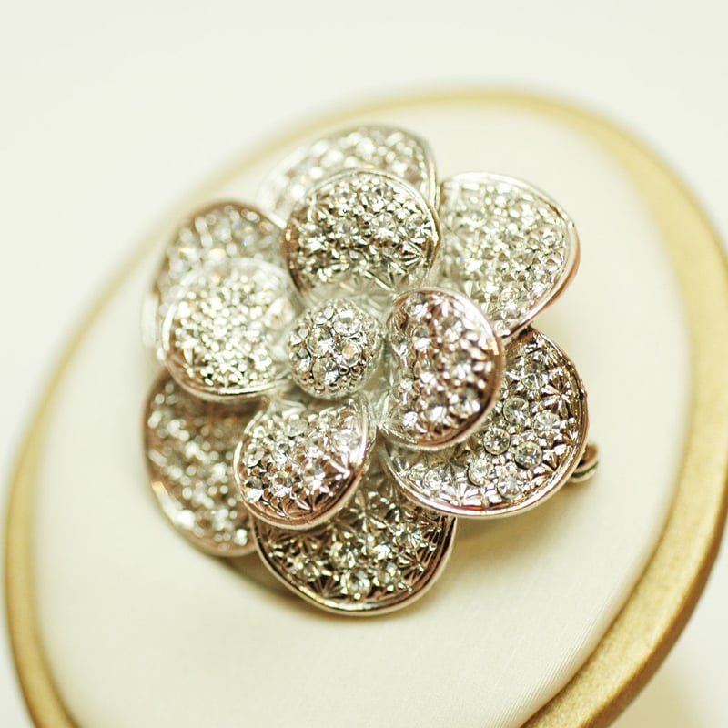スワロフスキーストーンカメリアブローチ Camellia Brooch