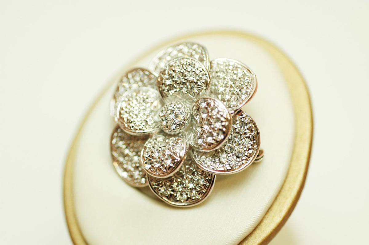 スワロフスキーストーンカメリアブローチ Camellia Brooch