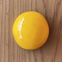 【1点もの】マカロンブローチ「山吹」