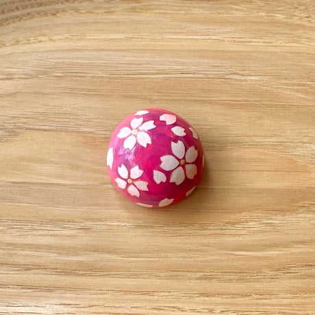 【１点もの】マカロンブローチVARIE「桜・赤紫」