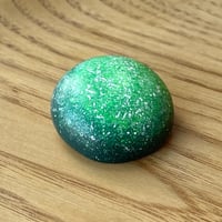 【1点もの】マカロンブローチVARIE「emerald core」