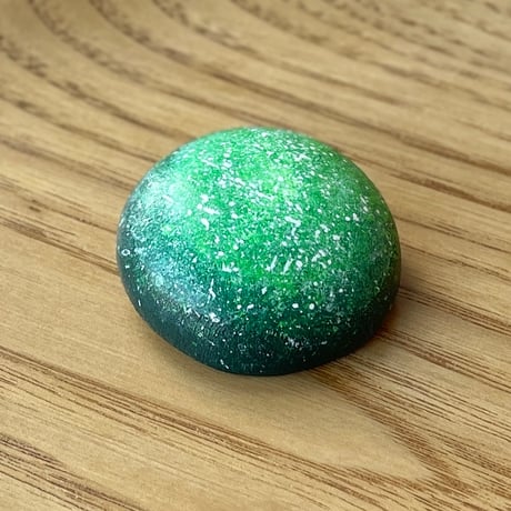 【1点もの】マカロンブローチVARIE「emerald core」