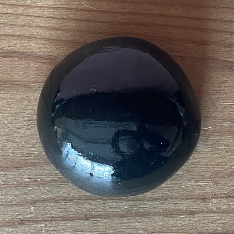 【1点もの】マカロンブローチ「濡羽色」