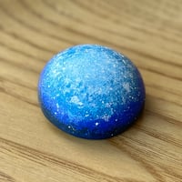 【1点もの】マカロンブローチVARIE「blue orbit」