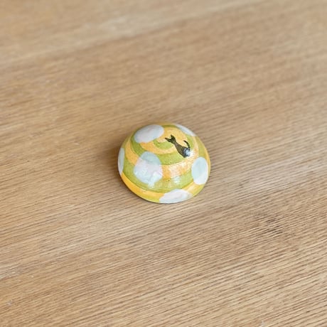 【１点もの】マカロンブローチVARIE「ねこの小道」