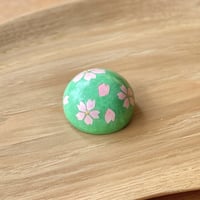 【１点もの】マカロンブローチVARIE「桜・緑」