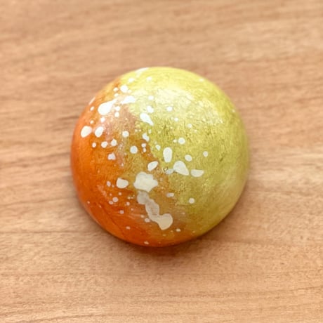【１点もの】マカロンブローチVARIE「黄丹 - おうに - 」
