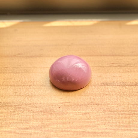 【１点もの】マカロンブローチ「淡紅藤」