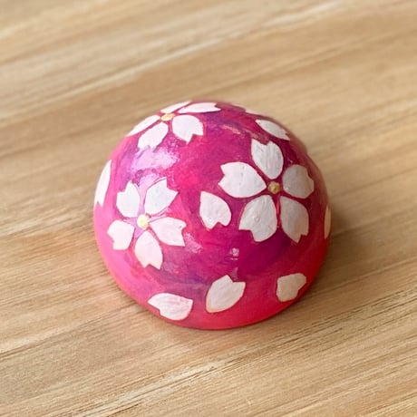 【１点もの】マカロンブローチVARIE「桜・赤紫」