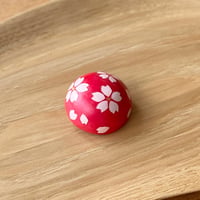 【１点もの】マカロンブローチVARIE「桜・赤」