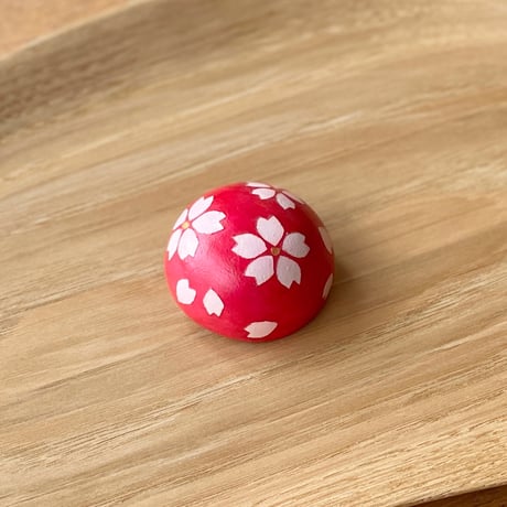 【１点もの】マカロンブローチVARIE「桜・赤」