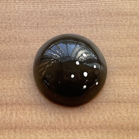 【1点もの】マカロンブローチ「黒茶（水玉）」