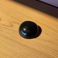 【1点もの】マカロンブローチ「濡羽色」
