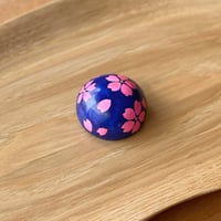 【１点もの】マカロンブローチVARIE「桜・青紫」